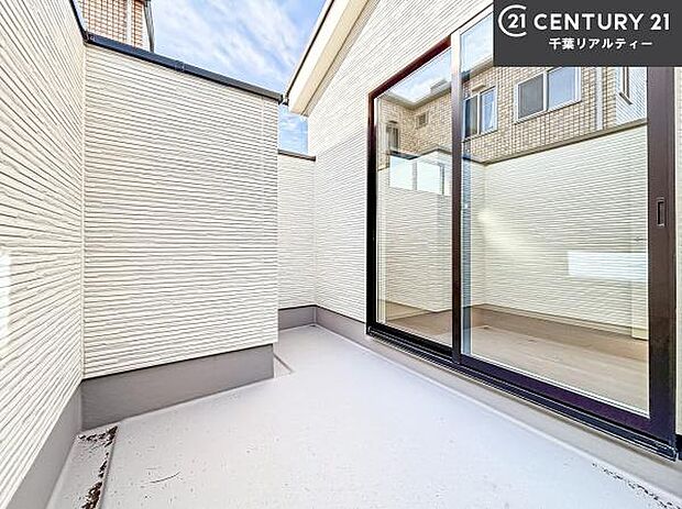 陽当たり良好なバルコニーです!晴れた日には青い空を見渡せる開放的な時間を楽しめます。