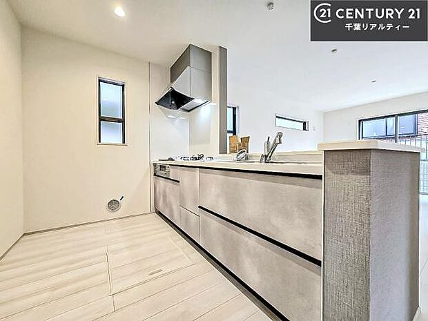 大人気の対面式システムキッチンを採用しています!ご家族のコミュニケーションが自然と増える設計です。お子様にも目が届くので嬉しいですね。広々使えて快適に作業が進みます。