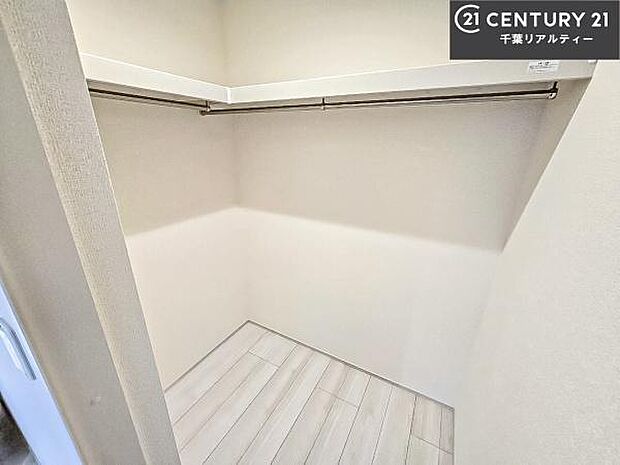 ウォークインクローゼット付きです。たくさんのお洋服などを収納しておけそうですね!他にも扇風機や加湿器など季節物の大きな家電も収納できます。