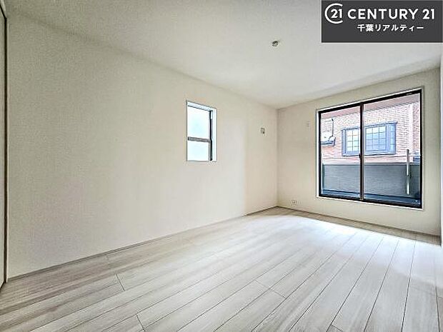 バルコニーに面している洋室です。明るく温もりがあり、換気もしっかりできます!朝起きて、外に出て背伸びをしつつ深呼吸をし良い朝を迎え入れることができます。