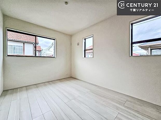 シンプルにデザインされているため、家具を選びません!お気に入りの家具を置いてくつろげる空間を作ることができます。