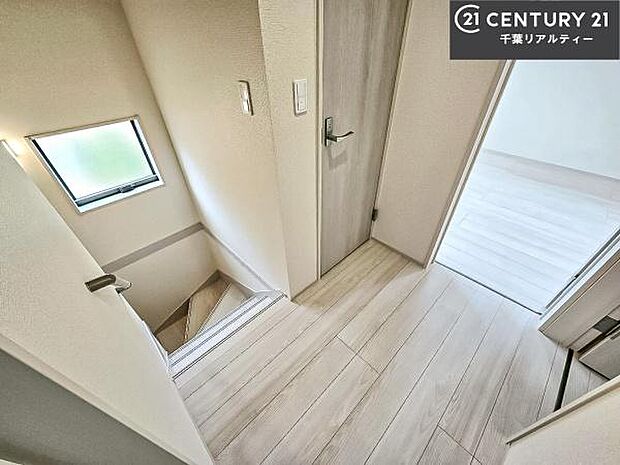 階段は明るく手摺りもついています。お子様やご年配の方も安心してご利用頂けますね。