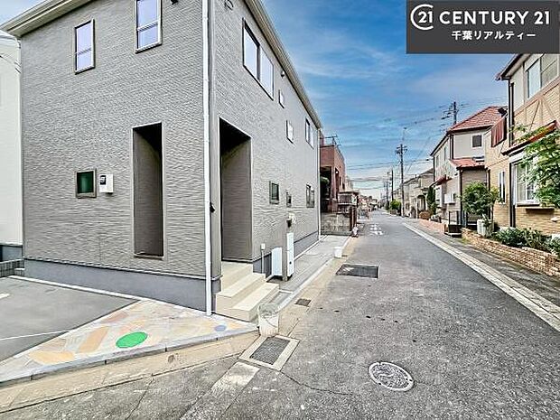 前面道路4m!陽当り良好な立地です。車庫入れが苦手な方も安心ですね。