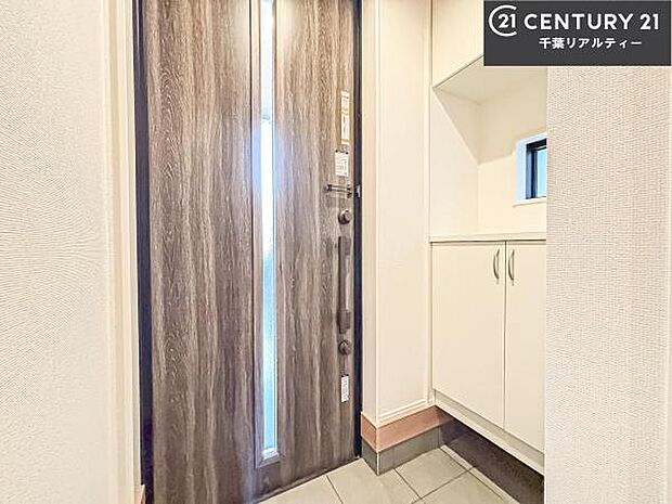 シューズボックス付きなので、玄関が片付きお掃除がしやすいです!スッキリした玄関で戸を開けた瞬間、清潔感のある心地いい空間が出迎えてくれます。