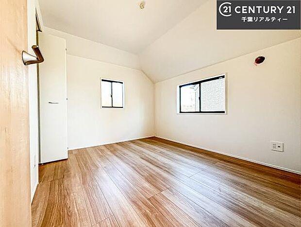 掃き出し窓がないお部屋は、お子様のお部屋としても安心です!収納スペースも充実しているので散らかったお部屋をサッと片付けられます!