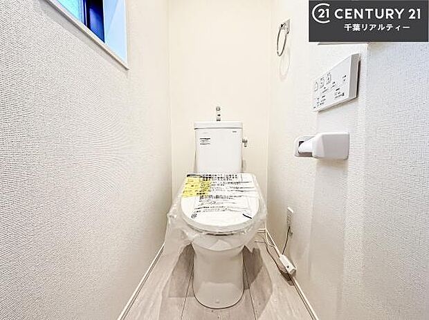 1・2階にトイレがございます!朝の忙しい時間帯も待たずにすみそうですね。白を基調とした清潔感のあるトイレでお手入れがしやすいです!