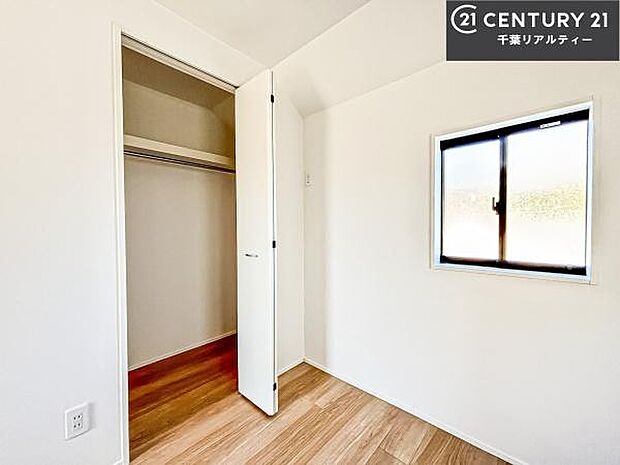 たっぷりの収納スペースで、暮らしがすっきり整う住まい。家族の荷物もきれいに片付き、毎日を快適に過ごせます。