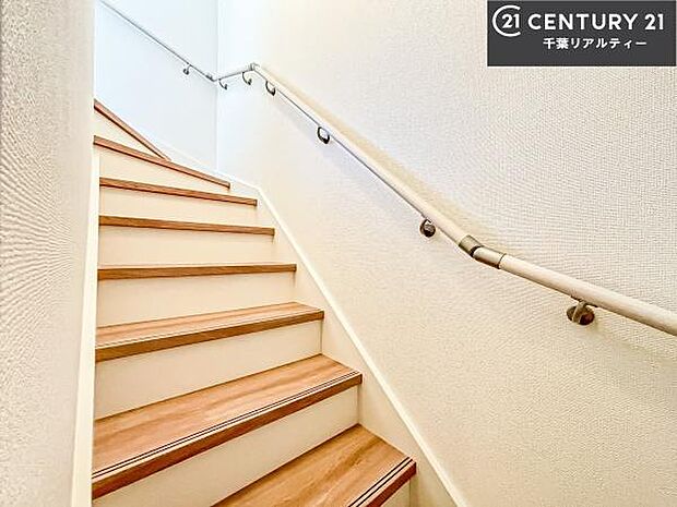 階段は明るく手摺りもついています。お子様やご年配の方も安心してご利用頂けますね。