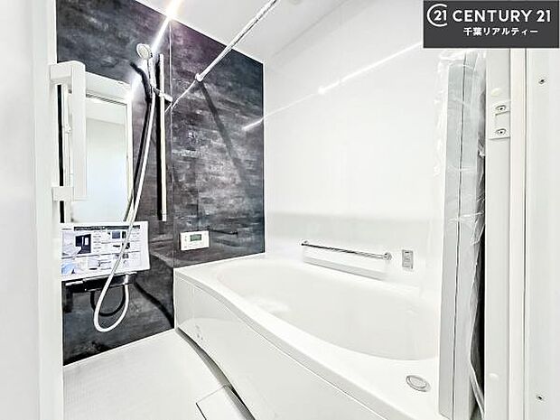 落ち着きある大人の雰囲気のバスルームは、味が出ていてバスタイムが充実!お仕事頑張っているご褒美にお好みの匂いの入浴剤を入れて、楽しんでみてはいかがでしょうか?