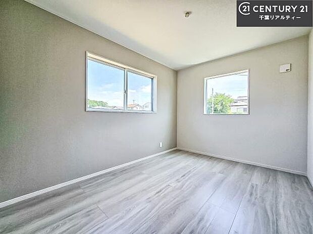 2面採光を確保した明るい室内は、風通しも良く、明るく大変居心地の良い空間となっております。リラックスして過ごせる心地の良いお部屋です!朝の目覚めがスッキリしますね!