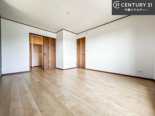 明るく温もりがあり、換気もしっかりできます!朝起きて、背伸びをしつつ深呼吸をし良い朝を迎え入れることが出来そうですね!