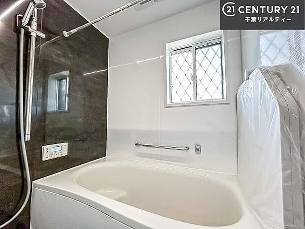 落ち着きある大人の雰囲気のバスルームは、味が出ていてバスタイムが充実!お仕事頑張っているご褒美にお好みの匂いの入浴剤を入れて、楽しんでみてはいかがでしょうか?