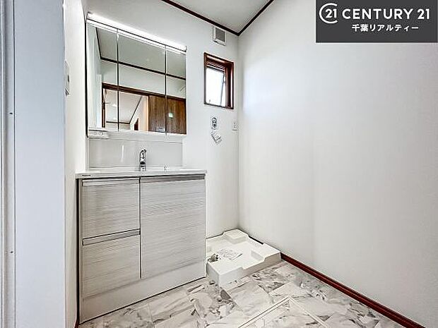 三面鏡仕様の洗面所は、身だしなみがしやすい造り!裏は収納になっています。ドライヤーやお化粧道具を片付けられるので洗面台周りをスッキリと見せることが出来ます!