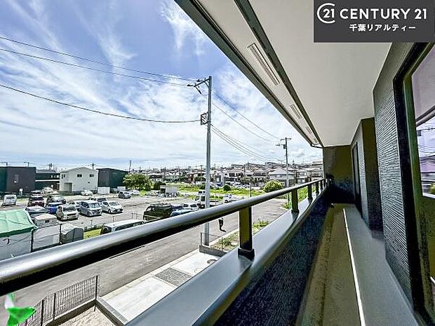 陽当たり良好なバルコニーです!晴れた日には青い空を見渡せる開放的な時間を楽しめます。たくさんのお洗濯物もいっぺんに干すことができます!