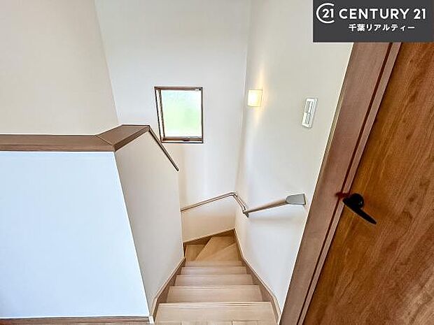 階段は明るく手摺りもついています。お子様やご年配の方も安心してご利用頂けますね。