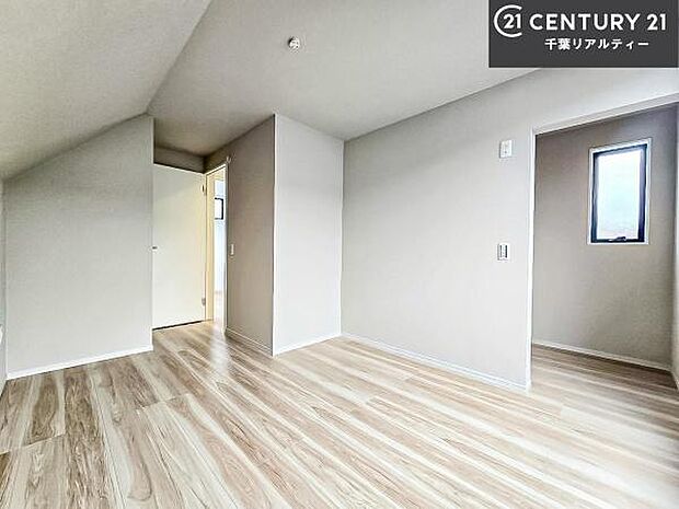 収納力のある洋室です。お部屋もすっきり広々と使えて気持ちが良いです!キレイな明るいお部屋で過ごすのは、更にのんびりゆっくりできますね!