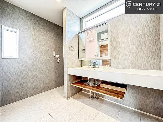 三面鏡仕様の洗面所は、身だしなみがしやすい造り!裏は収納になっています。ドライヤーやお化粧道具を片付けられるので洗面台周りをスッキリと見せることが出来ます!