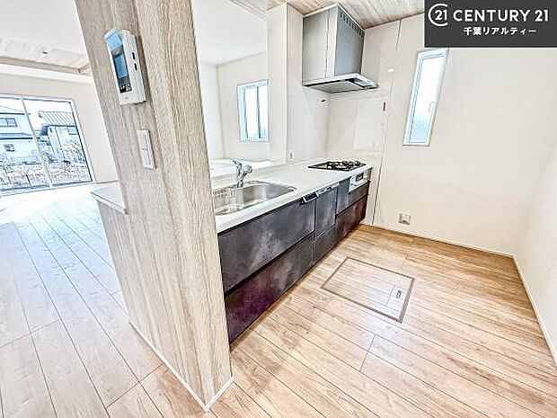 大人気の対面式システムキッチンを採用しています!ご家族のコミュニケーションが自然と増える設計です。お子様にも目が届くので嬉しいですね!広々使えて快適に作業が進みます。