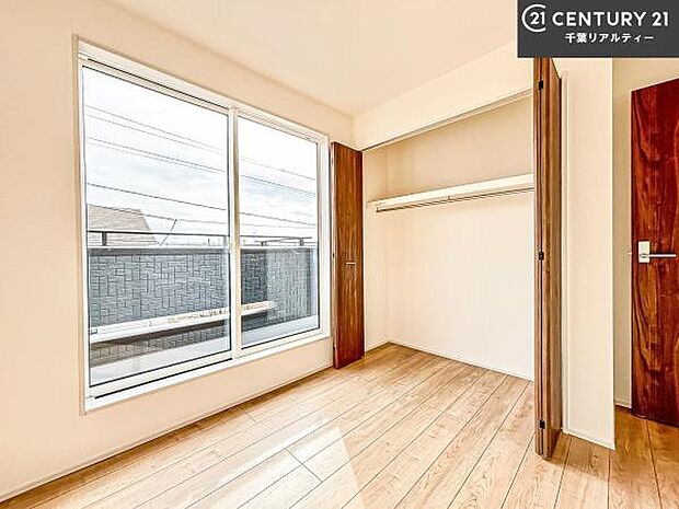 優しい光が差し込む洋室は、朝の目覚めも気持ちが良さそうですね。おうち時間もゆったりと過ごすことができます。優しい色合いのフローリングがどんな家具にもマッチします!