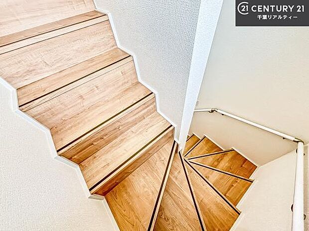 階段は明るく手摺りもついています!お子様やご年配の方も安心してご利用頂けますね!