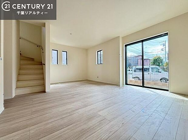 大きな窓からたっぷりの陽ざしが入る明るいリビング。開放感のあるリビングで家族団らんのくつろぎの時間を過ごせます!ご見学可能です!是非現地で陽当たりなどご体感くださいませ!