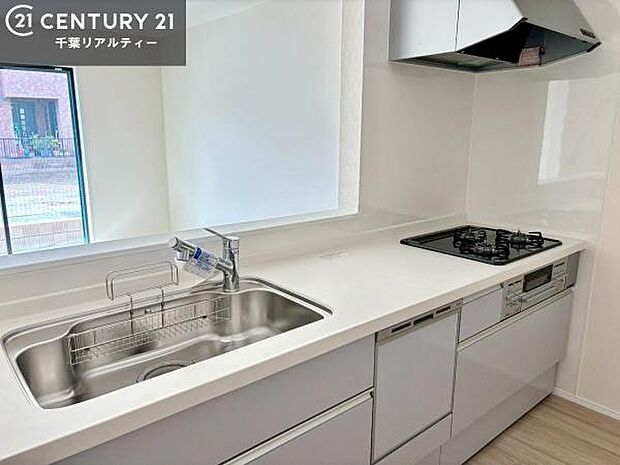 大人気の対面式システムキッチンを採用しています!ご家族のコミュニケーションが自然と増える設計です。お子様にも目が届くので嬉しいですね!広々使えて快適で作業が進みます。