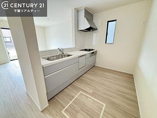 ゆとりある調理スペースで作業がしやすい快適なキッチンです!お子様と一緒にお菓子造りも楽しめる広々スペースです。楽しい調理時間になりそうですね!