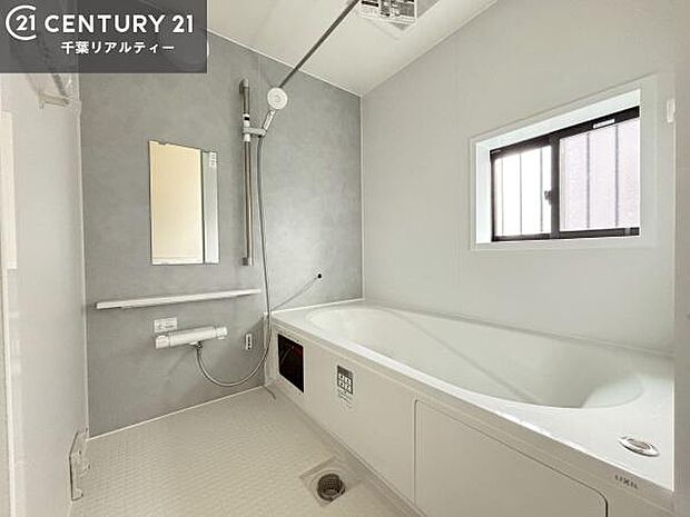 落ち着きある大人の雰囲気のバスルームは、味が出ていてバスタイムが充実!お仕事頑張っているご褒美にお好みの匂いの入浴剤を入れて、楽しんでみてはいかがでしょうか?