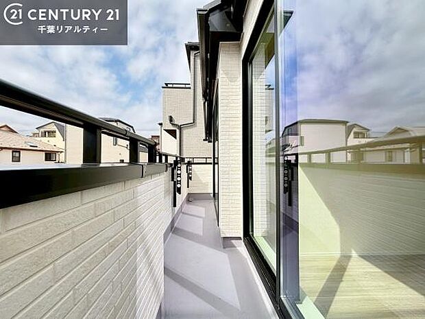 2部屋から出入りできる、開放感のある広々バルコニー。毎日の洗濯やちょっとした外時間にも便利です!