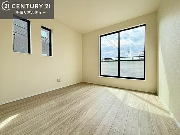 シンプルにデザインされているため、家具を選びません!お気に入りの家具を置いてくつろげる空間を作ることができます。