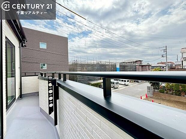 落ち着きある住宅街です!周囲には高い建物がなく、空が広く開放感があり、陽当たりを大きく遮られることもありません!気持ちの良い風が通り抜ける街並みです!