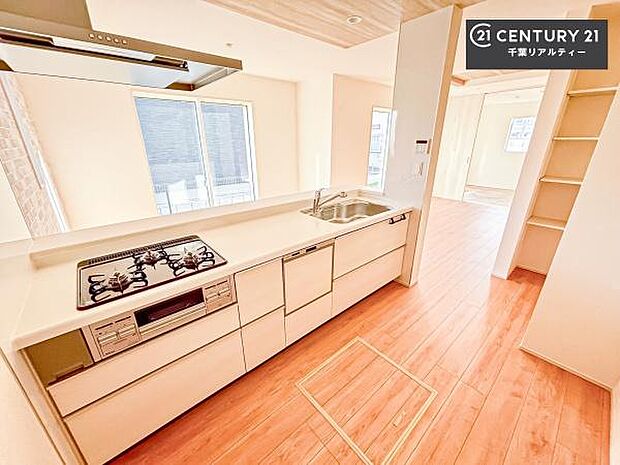 大人気の対面式システムキッチンを採用しています!ご家族のコミュニケーションが自然と増える設計です。お子様にも目が届くので嬉しいですね!広々使えて快適で作業が進みます。