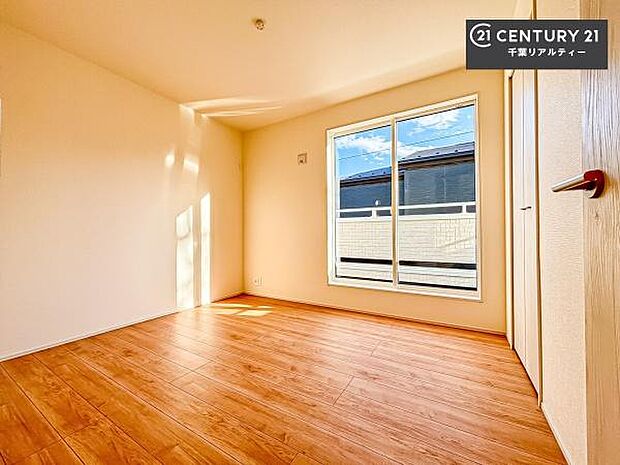 バルコニーに面している洋室です。明るく温もりがあり、換気もしっかりできます!朝起きて、外に出て背伸びをしつつ深呼吸をし良い朝を迎え入れることができます。