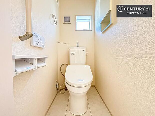 清潔感のある色味のお手洗いです!さわやかでスッキリする空間です!白を基調としているので、お手入れがしやすいトイレです!