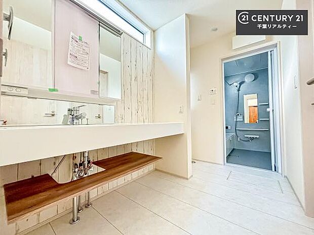 オープンタイプの洗面台は、おしゃれで溝がなくお手入れがしやすい魅力的な洗面台です!毎日の身支度が快適!