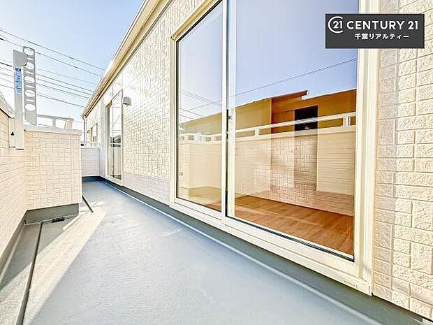 広々としたバルコニーで一日の始まりをスタート!お洗濯ものをたっぷり気持ちよく干せます!