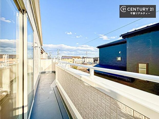 晴れた日には青い空を見渡せる開放的な時間を楽しめます。気持ちの良い風が通り抜ける街並みです!