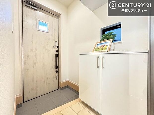 シューズボックス付きなので、玄関が片付きお掃除がしやすいです!スッキリした玄関で戸を開けた瞬間、清潔感のある心地いい空間が出迎えてくれます。