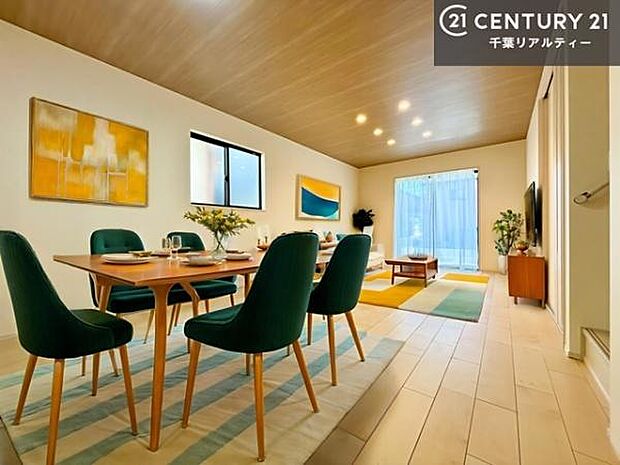 家具はCGパースです。大きな窓からたっぷり採光が注がれ開放感あふれるLDK!やさしい陽光が降り注ぎ、上質なくつろぎ時間を演出します。