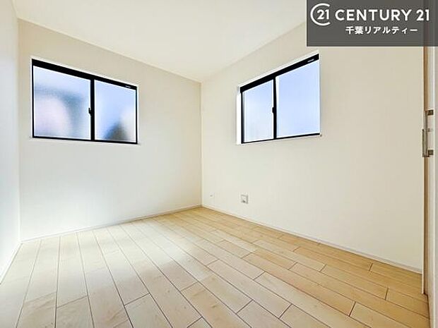 優しい光が差し込む洋室は、朝の目覚めも気持ちが良さそうですね。おうち時間もゆったりと過ごすことができます。優しい色合いのフローリングがどんな家具にもマッチします!