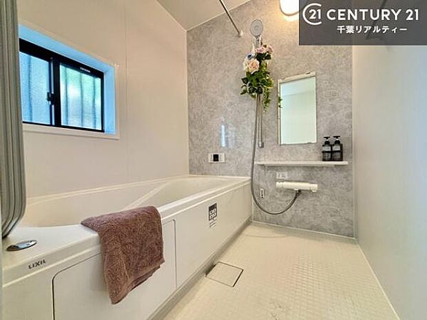 1日の疲れをしっかりと癒してくれる浴室です。おうちの素敵なリラクゼーション場所ですね。