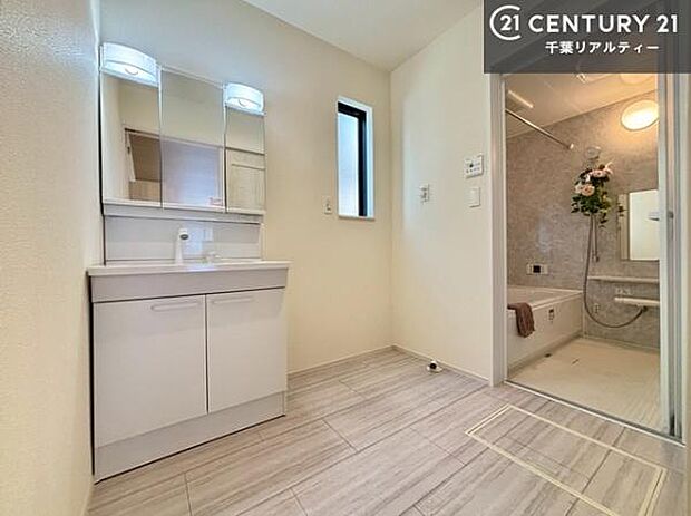 小窓付きの明るい洗面室です!湿気もすぐに入れ替えができて清潔に保つことができます!自然光が差し込むのでお化粧の仕上がりも良くなりますね!