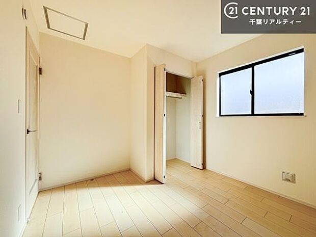 収納スペースがついています!居室をスッキリ整頓する事ができますね。家具を選ばないシンプルなデザインの為、家具を選ばずお気に入りの空間作りができそうですね。