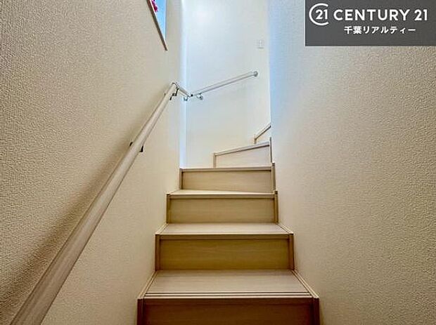 手すり付きの階段を採用し、上り下りの際も安心感のある設計。窓が設けられているため、日中は自然光が差し込み、明るく開放的な空間です。