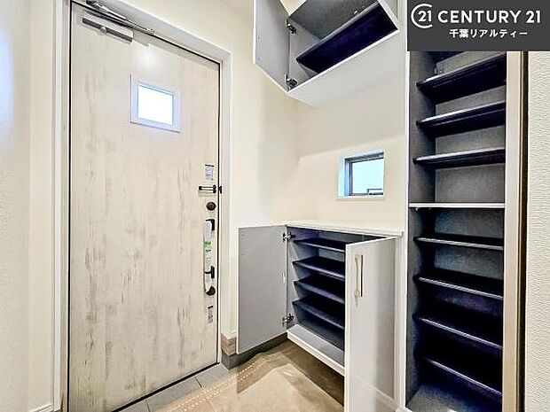 シューズボックス付きなので、玄関が片付きお掃除がしやすいです!スッキリした玄関で戸を開けた瞬間、清潔感のある心地いい空間が出迎えてくれます。