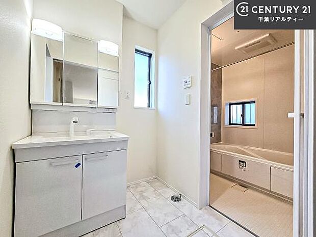 小窓付きの明るい洗面室です!湿気もすぐに入れ替えができて清潔に保つことができます!自然光が差し込むのでお化粧の仕上がりも良くなりますね!