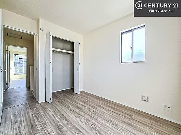 収納スペースがついています!居室をスッキリ整頓する事ができますね。家具を選ばないシンプルなデザインの為、家具を選ばずお気に入りの空間作りができそうですね。