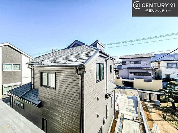 落ち着きある住宅街です!周囲には高い建物がなく、空が広く開放感があり、陽当たりを大きく遮られることもありません!気持ちの良い風が通り抜ける街並みです!