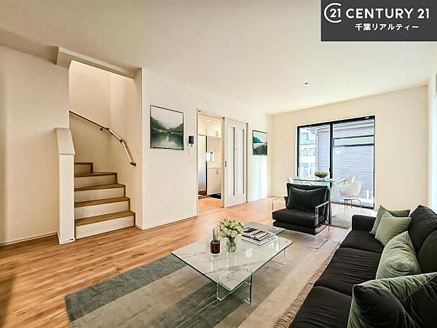 家具はCGパースです。開放感のある広々LDK!ソファーやダイニングテーブルを置いても窮屈にならないので快適に過ごせます!コミュニケーションが取りやすいリビングです!