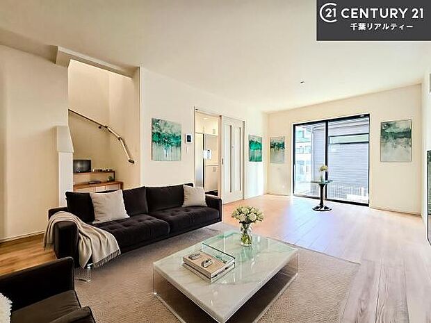 家具はCGパースです。大切な家族が集まるからこそLDKにはこだわりたい。子供たちが元気に笑いながら走り回っている姿を見た時が「広い家にして良かった」と思う瞬間です。